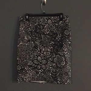B&W patterned pencil skirt